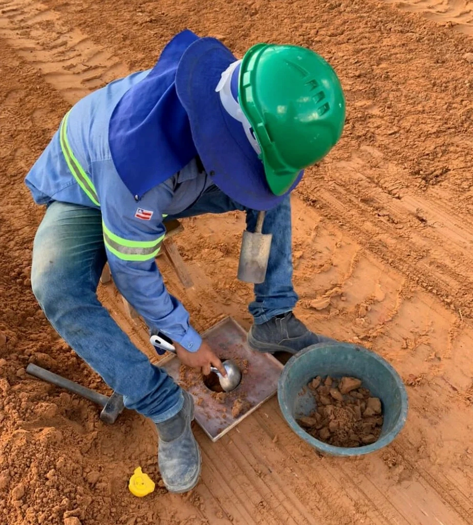 Densidad de campo (cono de arena) en Arica: control de compactación en suelos salinos y arenas eólicas